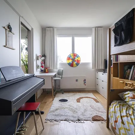 Family Nest With Sacre-coeur And Eiffel Tower View