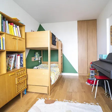 Family Nest With Sacre-coeur And Eiffel Tower View